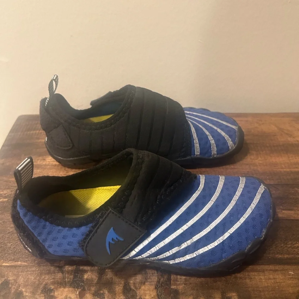 Kids QuickShark sz 12.5 blue & white striped barefoot water shoes w/ grip soles